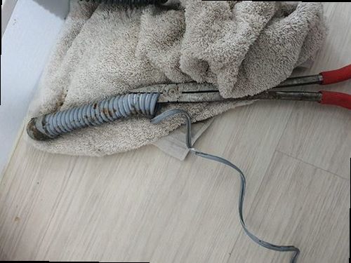 송파구 오륜동 하수구막힘 배수구 주변 상태와 물 고임 여부를 확인하는 모습