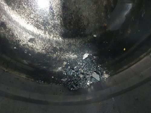 송파구 하수구막힘 배수 작업 후 물 흐름과 주변 누수 여부를 확인하는 모습